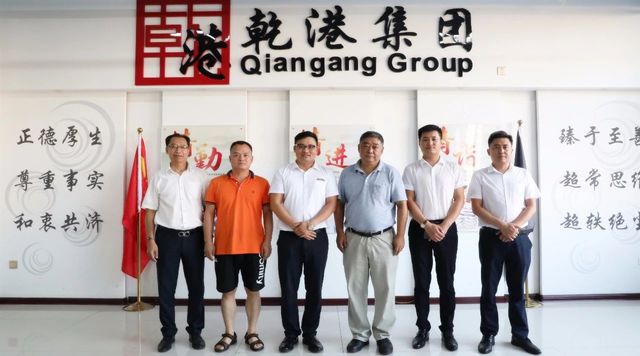 集團(tuán)領(lǐng)導(dǎo)與蒞臨專家合影